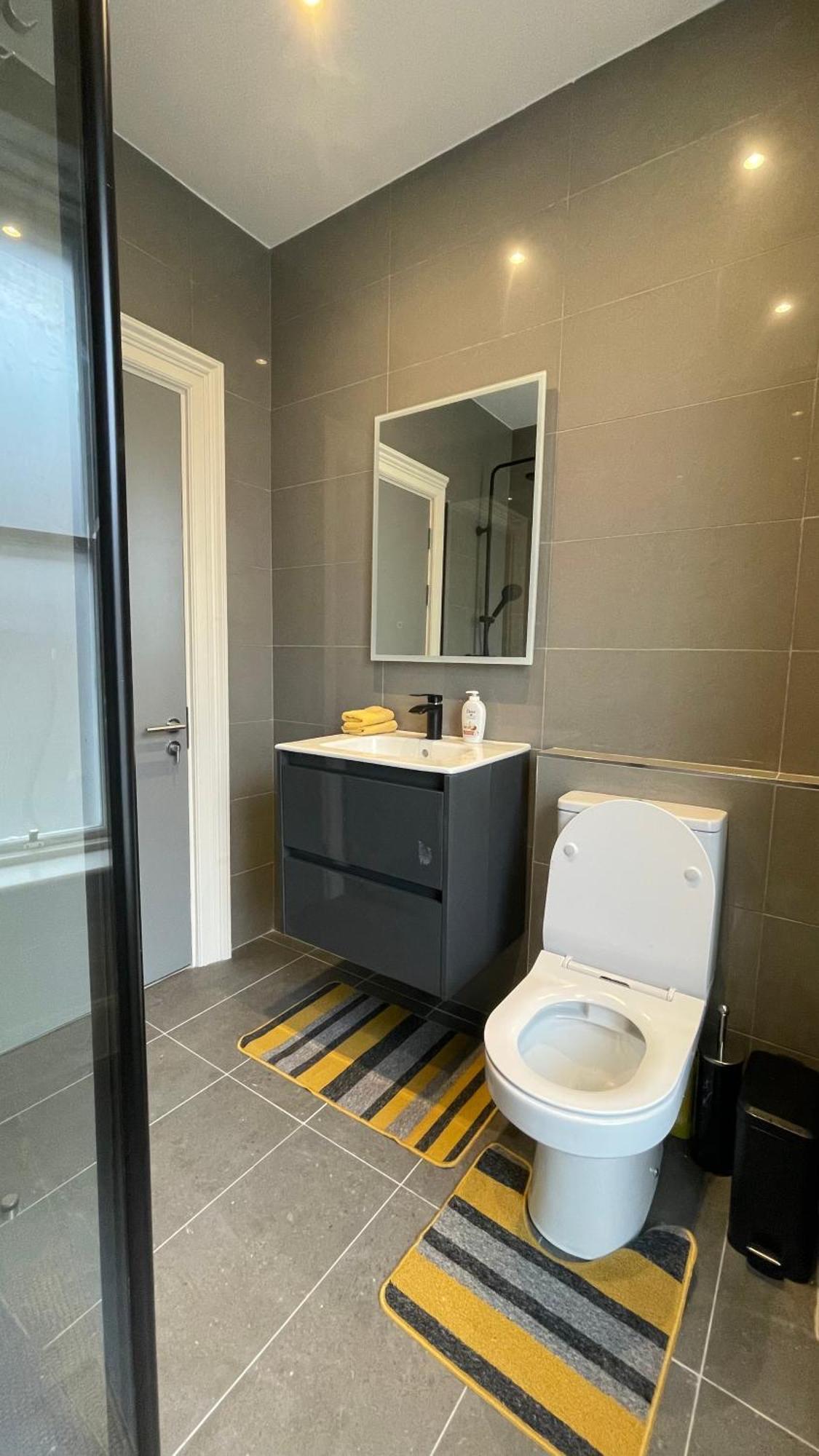 Spire Entire Apartment No Kitchen Дъблин Екстериор снимка